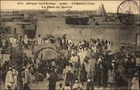 Tombouctou, le marché. – En 1948, le cercle de Tombouctou, qui s’étend sur 282 400 km2, compte 86 111 habitants dont 25 159 sédentaires. Le cheptel est de 11 000 chameaux, 1200 chevaux, 18 000 ânes, 250 000 bœufs et 834 000 moutons et chèvres. L’élevage bovin est largement destiné au marché de la Côte d’Ivoire, vers lequel il est acheminé sur pied. Hormis le bétail, la production est limitée à 400 t. de gomme, 100 000 barres de sel de Taoudéni.
