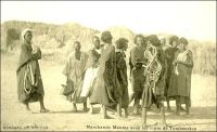 Marchands Maures sous les murs de Tombouctou. – Sous la menace des attaques de Touaregs, les riches marchands de Tombouctou avaient la réputation de simuler le dénuement. « L’habitant transforme ses vêtements et sa maison, maquille sa vie et sa ville… Au lieu de turbans blancs, en tissus scintillant comme du mica, la population ne se coiffa plus que de loques peu tentantes et de bonnets sans prix. On s’attifa de vieux vêtements étriqués dont la malpropreté  était le seul ornement et n’éveillait pas la tentation. Dans leurs rares sorties, les femmes se couvraient d’étoffes grossières et quittaient leurs ornements d’or et d’ambre … ». Source : Dubois, Félix, Tombouctou la mystérieuse, Paris, Flammarion, 1897.