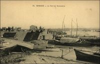 Bamako, le port de commerce. – En 1931, la capacité journalière de chargement et de déchargement du port de Bamako, sur le fleuve Niger, est de 4 à 500 tonnes. Le matériel de quai comprend deux grues dont une de 1O tonnes, et une de 5 tonnes. Il existe une voie ferrée, de 1 mètre d’écartement, reliant le port a la gare. Le chemin de fer, dit « Océan-Niger », joint l’Atlantique à Dakar depuis 1924. Pendant longtemps, entre 1904 et 1924, la liaison entre l’océan et le fleuve Niger s’effectuait avec des chalands remontant le fleuve Sénégal depuis Saint-Louis jusqu’à Kayes, puis par le train dont la ligne se limitait au tronçon Kayes-Bamako-Koulikoro.