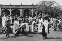 Mopti, le marché. – La ville de Mopti est le chef-lieu d’un vaste cercle de 67 300 km2, qui compte, en 1947, une population de 71 Européens, 16 Américains, 97 Libanais et 450 000 Africains. Située sur le Niger à proximité de la confluence du Bani, Mopti est un lieu d’échange important. Son port fluvial, qui est le premier de la colonie, est desservi par les vapeurs des lignes régulières des Messageries Africaines vers Koulikoro et Gao (selon les saisons), mais aussi par une noria de pinasses alimentant  le marché. La région exporte en effet à cette époque 2300 t. de mil, 11 500 t. de riz paddy, 10 223 bœufs, 3 000 moutons et 1366 chèvres (bétail envoyé vers la Côte d’Ivoire), 1500 t. de poisson sec et 30 t. de poisson fumé par an. Haut lieu d’échange de la pêche sahélienne, le marché de Mopti voit croître ses ventes jusqu’en 1969, où elles culminent à 5911 t. de poisson sec et 5212 t. de poisson fumé, avant de redescendrent rapidement, tandis que s’installe la sécheresse à partir des années 1970. Dans l’immédiat après guerre, le cercle de Mopti dispose d’importantes ressources vivrières, produisant  83 300 t. de mil, 47 000 t. de riz paddy, du manioc, des patates, du karité, des oignons. En outre le cheptel est conséquent, avec quelques 171 000 bovidés,  160 000 caprins,  67 000 ovidés, 15 000 ânes et 8600 chevaux. Le nombre de peaux vendues (17 671 peaux de mouton tannées, 2450 peaux de mouton arseniquées et 610 peaux de bœufs arseniquées), donne une idée de la quantité de viande consommée localement. Sources : Guid’AOF, Dakar, 1948 et Rapport de la consultation sur les problèmes des pêches de la zone sahélienne, Rome, FAO, 1975.