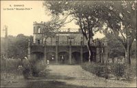 Bamako, le cercle « Soudan-Club ». – Créé en 1935, il n’admettait que les Européens majeurs, comme le Ségou Club de Ségou. « Les milieux européens : […] Milieu fermé, souvent raciste, mais qui malgré son hétérogénéité fait toujours front commun contre les « Syro-libcontre les « Syro-libanais », l’administration et les « évolués ». « L’élite » de cette société se retrouve au Soudan-club à Bamako, où l’on peut croiser, au début de la guerre, le gouverneur, le général commandant militaire local et les commerçants les plus importants. Les évènements semblent renforcer le sentiment d’appartenance à une communauté menacée. Ainsi, sans doute, dans le soucis de contribuer au maintien du moral, le « Tombouctou-Club » décide de modifier ses statuts au début de l’année 1940 et d’accepter parmi ses membres les sous-officiers à condition toutefois qu’ils soient Français » (1). Le Soudan-Club est devenu peu avant l’indépendance une structure contrôlée par le bureau jeunesse de l’US-RDA (Union soudanaise du rassemblement démocratique africain). Il s’appelle aujourd’hui le Carrefour des jeunes. Source : Joly, Vincent, Le Soudan français de 1939 à 1945, Paris, Karthala, 2006.