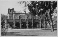 Bamako, le Soudan Club – Créé en 1935, il n’admettait que les Européens majeurs, comme le Ségou Club de Ségou. Il est devenu peu avant l’indépendance une structure contrôlée par le bureau jeunesse de l’US-RDA (Union soudanaise du rassemblement démocratique africain). Il s’appelle aujourd’hui le Carrefour des jeunes.