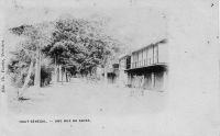 Une rue de Kayes, Haut-Sénégal – Chef-lieu du cercle du même nom, Kayes compte 15 000 habitants en 1948. Les établissements commerciaux CFAO, SCOA, Peyrissac et Niger Français y ont succursale. La seule initiative industrielle est l’entreprise Charbonneau de tannage de peaux. Deux grosses exploitations agricoles, la Société des cultures de Diakandapé (S A au capital de 19.500.000 f., siége social à Same, cercle de Kayes) et l’exploitation Colombani produisent respectivement du sisal et du coton. Kayes dispose d’un hôtel de cinq chambres et d’un campement. Elle est reliée à Dakar et Bamako par le rail (l’Océan-Niger), à Saint Louis par une desserte fluviale sur le Sénégal, et est l’escale d’un vol bi hebdomadaire d’Air France entre Dakar et Bamako.
