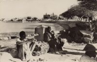 Le Niger à Mopti – Chef-lieu du cercle du même nom, Mopti compte en 1948 une population de 71 Européens, 16 Américains, 97 Libanais et 450 000 Africains, dont 145 000 Peuhls, 26 500 Bambaras, 27 000 Bazés et Sononos. Ses ressources sont basées sur la pêche, la riziculture, pour laquelle des travaux d’irrigation sont entrepris, ainsi que l’élevage (exportation de bétail vers la Côte d’Ivoire et la Gold Coast). Mopti est desservie par une liaison fluviale hebdomadaire en saison de pluie (juillet à novembre) vers Koulikoro, et toute l’année vers Gao, par les vapeurs Gallieni, Mage et Bonnier des Messageries Africaines.