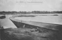 Kayes, la chaussée submersible et le Sénégal –Il doit s’agir de l’ouvrage reliant les quartier de Petit Kayes et de Kayes-Ba.