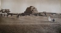 Gao, une parade militaire sur l'esplanade devant le tombeau des Askias - vers 1936.