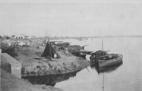 Bamako, le quai du commerce  - En 1924, les eaux territoriales deviennent propriété de l’État, et en 1947 une taxe est instaurée sur les pirogues.