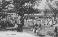 Kayes, le marché – Kayes était un centre commercial important, notamment pour le transit des marchandises venues de France lors des hautes eaux du fleuve Sénégal, mais son rôle s’est trouvé disqualifié par la jonction des tronçons de chemin de fer menant vers Bamako et vers Dakar.