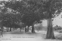Kayes, avenue du gouvernement – Chef-lieu du cercle du même nom, Kayes compte 15 000 habitants en 1948. Les établissements commerciaux CFAO, SCOA, Peyrissac et Niger Français y ont succursale. La seule initiative industrielle est l’entreprise Charbonneau de tannage de peaux. Deux grosses exploitations agricoles, la Société des cultures de Diakandapé (S A au capital de 19.500.000 f., siége social à Same, cercle de Kayes) et l’exploitation Colombani produisent respectivement du sisal et du coton. Kayes dispose d’un hôtel de cinq chambres et d’un campement. Elle est reliée à Dakar et Bamako par le rail (l’Océan-Niger), à Saint Louis par une desserte fluviale sur le Sénégal, et est l’escale d’un vol bi hebdomadaire d’Air France entre Dakar et Bamako.