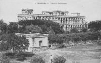 Koulouba, Palais du Gouverneur - Les autorités coloniales décident en 1904 de déplacer la capitale du Soudan à Bamako, qui était désormais desservi par le chemin de fer. Ainsi, une imposante cité administrative fut édifiée sur la colline de Koulouba, tandis que les militaires s’installaient sur le plateau de Kati, non loin de Bamako, et la médicale au Point G.