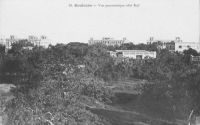 Koulouba, vue panoramique côté Sud - Les autorités coloniales décident en 1904 de déplacer la capitale du Soudan à Bamako, qui était désormais desservi par le chemin de fer. Ainsi, une imposante cité administrative fut édifiée sur la colline de Koulouba, tandis que les militaires s’installaient sur le plateau de Kati, non loin de Bamako, et la médicale au Point G.