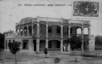 Bamako, la Résidence – Carte postée de Bamako le 18.06.1912 – Il s’agit de la « nouvelle résidence » du gouverneur située à proximité de l’ancienne sur la colline de Koulouba.