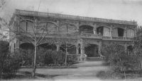 Bamako, la Direction du Kayes-Niger – La liaison ferroviaire entre Kayes et Bamako fut inaugurée le 19 mai 1904. Elle resta le seul tronçon jusqu’en 1924, quand fut mise en service la liaison avec Dakar, au-delà du fleuve Sénégal. Le projet de chemin de fer reliant le fertile delta central du fleuve Niger au débouché maritime sénégalais, est une idée du capitaine Gallieni, alors commandant du Soudan. Cette ligne devait aussi intégrer l’ambitieux projet du chemin de fer transsaharien, qui devait relier les colonies françaises d’Afrique du Nord et d’Afrique occidentale.