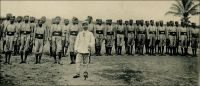 Eingeborene soldaten (Soldats autochtones). - Cette force de protection comptait, selon les postes budgétaires mentionnés en 1897-98, un commandant, trois sous-officiers et cent cinquante soldats indigènes. A partir de 1914, elle devint une force de police (polizeitruppe) affectée au maintien de l’ordre et de la sécurité intérieure. Elle était alors constituée d’une troupe de cinq cents soldats autochtones - principalement recrutés chez les Bassari, les Cotokolis, les Kabyé et les Dagomba -, encadrés par deux officiers et trois sous-officiers allemands. Il existait aussi un excellent corps de réserve, composé de quelques dizaines d’Européens. Au moment de l’entrée dans la Grande Guerre, les Allemands mirent sur pied une force autochtone estimée à 1500 hommes, mais n’en aligna effectivement jamais plus de 500, et qui ne parvint pas à changer le cours des choses face aux troupes françaises du Dahomey et britanniques de Gold Coast.