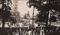 Lomé, le temple protestant. - Achevé en 1907, le temple subira en 1977 de profondes modifications architecturales et notamment l’amputation d’un étage du clocher. On distingue, en face de la cours du temple, les installations ferroviaires situées dans le prolongement de l’ancien wharf qui ont été par la suite remplacées par le magasin Goyi-Score. – S’agissant des affaires religieuses, les autorités coloniales allemandes au pouvoir à l’époque de la construction du temple s’emploient à maîtriser l’offre. Dans un premier temps elles fixent des zones d’installation aux différentes sociétés missionnaires, pour éviter qu’elles ne se disputent trop ostensiblement la conquête de nouveaux fidèles. Ainsi les catholiques n’eurent pas le droit de s’installer à Aného, alors la capitale. De plus, les autorités veillèrent à la germanisation des acteurs religieux ; le pasteur anglais d’Aného fut remplacé par un pasteur allemand. Il fut également négocié au plus haut niveau, pour que les missionnaires catholiques à venir s’installer au Togo soient allemands. A Lomé, les missions s’installent à partir de 1892, avec l’arrivée des pères et frères catholiques, qui bâtiront trois églises avant de construire la cathédrale entre 1901 et 1902. Les protestants, de la mission de Brème, installés dès 1853 à Keta, investissent Lomé en 1895 et y édifient le temple, pièce majeure de leur dispositif, entre 1906 et 1907.