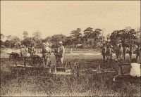 L’artillerie à Porto-Novo en 1914. - Les troupes françaises du Dahomey, ponctuellement renforcées par un bataillon venu de Dakar pour soumettre la turbulente peuplade des Holi, prirent part à la Grande Guerre sur le front du Togo voisin. Le gouverneur par intérim de la colonie allemande, le commandant Von Doering, avait pourtant proposé à ses alter-egos français et britannique, du Dahomey et de Gold Coast, et au gouverneur-général de l’AOF de neutraliser son territoire, « pour ne pas donner aux Africains le spectacle de guerres entre Européens ». Il est vrai aussi qu’il ne disposait pas de forces militaires suffisantes pour résister bien longtemps à l’assaut prévisible des troupes de l’Entente dans la région : outre une force de police de 500 soldats indigènes, il ne pouvait aligner qu’une force autochtone de quelques centaines d’hommes, rassemblée à la hâte au début des hostilités, et une réserve, comptant tout au plus quelques dizaines d’Allemands. Ses appels étant restés lettre morte, il organisa de façon pragmatique la défense du seul site stratégique pour l’Allemagne, la station de radio transmission de Kamina, proche d’Atakpamé. L’installation ultramoderne permettait à la métropole germanique de communiquer en temps réel avec toutes ses colonies d’Afrique et avec les navires circulant dans l’Atlantique tropical. Défait après une vaillante résistance, Von Doering tenta de négocier la reddition le 25 août, non sans avoir détruit les précieux équipements de Kamina la nuit précédente. Sa reddition, sans qu’aucune condition n’ait été consentie par les vainqueurs, fut effective le 26 août. Les troupes françaises et britanniques occupèrent militairement la colonie allemande jusqu’à ce que la majeure partie en soit confiée, après la guerre, à la France par mandat de la Société des nations.