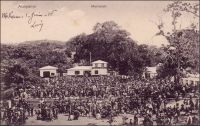 Atakpamé, Marktplatz.  - « Nous nous promenons dans Atakpamé, Gaudillot et moi. […] J’avais une impression très douce de sympathie, de sécurité. Point de regards mauvais, point de regards fuyants. Les femmes nous montraient leurs nouveau-nés, riaient, blaguaient entre elles, point effarouchées et point d’avantage hostiles »… (1). Il s’agit du commandant de cercle Henri Gaudillot qui administra Atakpamé dans l’entre guerres, après M Fréau et avant M Guillou. Une des premières visites européennes connues d’Atakpamé est le fait du Dr Krause qui, de retour d’une expédition avortée pour aller d’Accra à Tripoli en passant par Tombouctou, y séjourne le 19 août 1887. La création du poste administratif allemand remonte à 1898, et fait suite aux recommandations d’un rapport du lieutenant Rudolf Plehm, paru en mars-avril 1896. Von Doering, parti de Klouto en juin 1898, installe le poste d’Atakpamé qui commande le vaste cercle du Moyen-Togo, après quelques combats contre les Akposso Ayomé et les Akposso Okama de la région. Von Doering, que les habitants appelaient affectueusement « Vondouli », devient le premier Bezirk Amtsmänner (commandant de cercle) du Bezirksämtern (cercle administratif) d’Atakpamé. Source : (1) Martet, Jean, Les bâtisseurs de royaumes, Paris, Albin Michel, 1934.