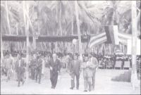 Le président Sylvanus Olympio pose la première pierre du Port autonome de Lomé, le 23 novembre 1962. – Le premier président togolais, ici en compagnie du représentant d’Allemagne fédérale K. von Hassel, ne verra jamais l’aboutissement de ce projet qu’il avait pourtant initié en tant que chef de l’Etat et maire de Lomé – il cumula les fonctions. Cruelle facétie de l’histoire, c’est le président Gnassingbé Eyadéma, à qui l’on attribue généralement l’assassinat de Sylvanus Olympio le 13 janvier 1963, qui devait finalement l’inaugurer le 26 avril 1968. Plus tard, les considérables subsides tirés de l’exploitation du port auraient permis au général Eyadéma de résister confortablement aux sanctions économiques internationales suscitées par la violence de son régime (1). L’établissement était alors géré par les propres fils du président Eyadéma. L’un d’ente eux, qui lui succéda à sa mort en 2005 - dans des conditions peu démocratiques -, vient de nommer un de ses demi-frères comme directeur général du Port autonome de Lomé. Sources : (1) Labrthe, G., Le Togo, de l’esclavage au libéralisme mafieux, Marseille, Editions Agone, 2005.