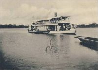 Flottille du Dahomey : l’Onyx. – Canonnière à fond plat, l’Onyx fait partie, comme les deux chaloupes à faible tirant d’eau l’Ambre et la Mascotte, des embarcations au service des Travaux Publics. Constituée en 1892, cette flottille est employée au transport des courriers, des troupes, du personnel et du matériel. Elle a été fort utile, dès sa création, à l’occasion de l’expédition militaire organisée par la France pour déposer le roi Béhanzin d’Abomey. Des travaux de dragage dans les lacs Nokoué et Toché — passage qui sépare le lac de la lagune de Porto-Novo —  ont rendu possible le trafic fluvial en tous temps, et les vapeurs qui assurent le service Cotonou-Porto-Novo  peuvent même remonter l'Ouémé jusqu'à la hauteur de Zagnanado lors des hautes eaux. Depuis 1901, un petit vapeur appelé le Mono navigue aussi sur le fleuve du même nom, et sur le lac Ahémé, atteint par la lagune de Grand Popo. Il sert également de remorqueur aux grandes pirogues (1). –  Le Général Gouraud, alors commandant, décrit ainsi un petit voyage à bord de l’Onyx en 1900 : « Une petite canonnière à aubes, l’Onyx, nous emmène. Joli soleil, brise fraîche, rives vertes et basse, bordées d’un rideau de palmiers. Trois heures de promenade fort agréables pour atteindre la capitale, Porto-Novo [depuis Cotonou]. On longe des villages de centaines de cases bâties sur pilotis, au milieu de l’immense lagune » (2). Sources : (1) François, G., Notre colonie du Dahomey : sa formation, son développement, son avenir, Paris, Editions Larose, 1906. (2) Gouraud, Général, Zinder, Tchad - Souvenirs d'un Africain, Paris, Plon, 1944.