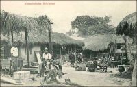 Einheimische Schreiner, (menuisiers locaux). –Menuisiers, forgerons, serruriers, imprimeurs et même relieurs, le Togo de l’époque allemande dispose d’ouvriers et d’artisans bien formés grâce à l’école professionnelle (Handwerkerschule) de Lomé. L’établissement, géré par les pères de la mission catholique, est situé à l’angle de la Zechstrasse (actuellement avenue de la Libération) et de la Baguidastrasse (rue Aniko Palako). Les élèves, qui sont admis après quatre ans d’école primaire, reçoivent en quatre années une formation dont la qualité est reconnue dans toute la colonie, et même au-delà dans la région.