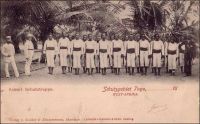 Kaiserliche Schutztruppe, Schutzgebiet Togo (Force impériale de protection, protectorat du Togo). – Cette force de protection comptait, selon les postes budgétaires mentionnés en 1897-98, un commandant, trois sous-officiers et cent cinquante soldats indigènes. A partir de 1914, elle devint une force de police (polizeitruppe) affectée au maintien de l’ordre et de la sécurité intérieure. Elle était alors constituée d’une troupe de cinq cents soldats autochtones - principalement recrutés chez les Bassari, les Cotokolis, les Kabyé et les Dagomba -, encadrés par deux officiers et trois sous-officiers allemands. Il existait aussi un excellent corps de réserve, composé de quelques dizaines d’Européens. Au moment de l’entrée dans la Grande Guerre, les Allemands mirent sur pied une force autochtone estimée à 1500 hommes, mais n’en aligna effectivement jamais plus de 500, et qui ne parvint pas à changer le cours des choses face aux troupes françaises du Dahomey et britanniques de Gold Coast. – La photo fut prise au XIXème siècle, l’amorce de date « 18.. », imprimée pour faciliter la correspondance, en témoigne.