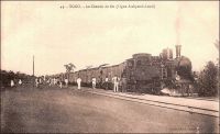 Le chemin de fer (ligne Atakpamé-Lomé). – La ligne de chemin de fer reliant Atakpamé à la capitale est la troisième et dernière achevée durant la période coloniale allemande ; deux lignes avaient été déployées précédemment et deux autres restèrent au stade de projet ou de chantier. Commencée en 1908, elle est achevée et mise en service en mai 1913. Destinée à drainer les produits agricoles du centre du Togo vers le wharf de Lomé, elle était appelée la « ligne du coton » ; pour les mêmes raisons, la ligne Lomé-Kpalimé, édifiée entre 1904 et 1907 était appelée la « ligne du cacao ». Le matériel roulant, pour exploiter tout le réseau ferré du Togo, est alors composé de 11 locomotives et 201 wagons. A partir de 1923, les autorités mandataires françaises s’emploient à améliorer les infrastructures légères et vieillissantes laissées par les Allemands. Des ponts, des gares et des entrepôts sont bâtis, 15 locomotives et de nombreux wagons sont livrés. Reprenant un projet allemand pour exploiter les ressources du Nord Togo – ils visaient alors le minerai de fer dans le pays Bassar -, la ligne Lomé-Atakpamé est prolongée à partir de 1929. Mais en 1933, la crise interrompt les travaux à Blitta, à quatre-vingt kilomètres au sud de Sokodé, la seconde ville du Togo ; finalement, le chemin de fer togolais n’alla jamais plus loin.   - « Du temps des Allemands, qu’est-ce qu’il y avait comme chemin de fer ? Lomé-Palimé, 119 kilomètres, répond-il. Lomé-Atakpamé, 197 ; Lomé-Aného, 44. Nous sommes arrivés ; nous avons trouvé des rails de 20 kilos, trop légers. Petit à petit, nous remplaçons cela par du standard de 26 kilos, et, pour ce qui est de la ligne Lomé-Atakpamé, en décembre [1933] on l’aura prolongée de 112 kilomètres… […] On voulait d’abord poursuivre la voie jusqu’à Sokodé. On l’arrête à Blitta ». Source : Martet, Jean, Les bâtisseurs de royaumes, Paris, Albin Michel, 1934.