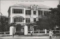 Lomé, Banque de l’Afrique Occidentale. – Il s’agit du siège loméen de cette institution fondée en 1853 sous le nom de « Banque du Sénégal », avant de devenir, en 1901, la Banque de l’Afrique Occidentale. En 1960, année de l’indépendance de nombreux pays africains, la BAO compte 38 sièges en Afrique. Un peu plus tard, en 1965, elle se transforme en Banque Internationale pour l’Afrique Occidentale (BIAO), en s’associant avec la First National City Bank of New York. Son siège est alors fixé à Paris. En 1993, elle change à nouveau de dénomination pour s’appeler « Compagnie Bancaire de l’Afrique Occidentale ». Enfin en 2007, elle est absorbée, en conservant son nom, dans le groupe bancaire et financier marocain Attijariwafabank bank, premier opérateur au Maghreb et troisième au niveau africain.