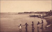 Cotonou, vue sur la lagune. - « Le soir, je repars [depuis Porto-Novo, le 27 octobre 1900] pour Kotonou, [...] Trois piroguiers se penchent et se redressent à l’arrière et les perches frêles s’élèvent et se croisent dans le ciel ; la pirogue effleure et fait crisser les roseaux, comme une soie froissée, et l’armée des moustiques s’élance à bord [...] Au réveil, le lendemain, les piroguiers ont stoppé, n’osant avancer par crainte du courant de la lagune – un raz de marée à ouvert, il y a quelques années, la lagune sur la mer, ce qui a permis aux requins d’y pénétrer. Les habitants ont assisté à de terribles combats entre requins et caïmans ». Source : Gouraud, Général, Zinder, Tchad - Souvenirs d'un Africain, Paris, Plon, 1944.