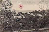 Atakpamé, stadtteil der Europàer. – Le quartier européen d’Atakpamé. – Atakpamé : « Nous nous promenons dans Atakpamé, Gaudillot et moi. […] J’avais une impression très douce de sympathie, de sécurité. Point de regards mauvais, point de regards fuyants. Les femmes nous montraient leurs nouveau-nés, riaient, blaguaient entre elles, point effarouchées et point d’avantage hostiles »… (1). Il s’agit du commandant de cercle Henri Gaudillot qui administra Atakpamé dans l’entre guerres, après M Fréau et avant M Guillou. Une des premières visites européennes connues d’Atakpamé est le fait du Dr Krause qui, de retour d’une expédition avortée pour aller d’Accra à Tripoli en passant par Tombouctou, y séjourne le 19 août 1887. La création du poste administratif allemand remonte à 1898, et fait suite aux recommandations d’un rapport du lieutenant Rudolf Plehm, paru en mars-avril 1896. Von Doerig, parti de Klouto en juin 1898, installe le poste d’Atakpamé qui commande le vaste cercle du Moyen-Togo, après quelques combats contre les Akposso Ayomé et les Akposso Okama de la région. Von Doering, que les habitants appelaient affectueusement « Vondouli », devient le premier Bezirk Amtsmänner (commandant de cercle) du Bezirksämtern (cercle administratif) d’Atakpamé. Source : (1) Martet, Jean, Les bâtisseurs de royaumes, Paris, Albin Michel, 1934.