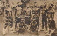 Groupe de Cabrés (Haut-Togo). - Carte éditée par les Missions Africaines, 150 cours Gambetta, Lyon, Vicariat apostolique du Togo. - Les Kabyé, aussi appelés Cabré, Cabrai, Kabiré, Kaburé, sont les occupants de la diagonale montagneuse qui sépare la vallée de la Volta de celle du Mono. Leur nom viendrait de la déformation par les Haoussa puis par les Cotokoli du mot kafir, qui signifie païen en arabe. Le nom original du groupe serait en fait les Lama, c'est-à-dire l’abréviation de Lan-mba, « ceux de la forêt ». Ce peuple qui aurait connu, jusqu’au XVIIème siècle, une certaine expansion, atteignant manifestement des régions de forêt, est repoussé sur les plateaux puis dans les montagnes par des invasions successives. Organisés en une nébuleuse de clans, ils n’obéissent pas à une autorité centralisée. Farouchement autonomes, ils sont longtemps perçus par les centres musulmans alentours, comme habitants d’un réduit impénétrable. Dans son roman à clé En attendant le vote des bêtes sauvages, Amadou Kourouma évoque les Kabyé comme « sauvages » et « sans chef » et les fait désigner par les ethnologues comme « paléonigritiques ». Source : Kourouma, A., En attendant le vote des bêtes sauvages, Paris, éditions du Seuil, 1998.