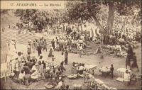Atakpamé, le marché - « Nous nous promenons dans Atakpamé, Gaudillot et moi. […] J’avais une impression très douce de sympathie, de sécurité. Point de regards mauvais, point de regards fuyants. Les femmes nous montraient leurs nouveau-nés, riaient, blaguaient entre elles, point effarouchées et point d’avantage hostiles »… (1). Il s’agit du commandant de cercle Henri Gaudillot qui administra Atakpamé dans l’entre guerres, après M Fréau et avant M Guillou. Une des premières visites européennes connues d’Atakpamé est le fait du Dr Krause qui, de retour d’une expédition avortée pour aller d’Accra à Tripoli en passant par Tombouctou, y séjourne le 19 août 1887. La création du poste administratif allemand remonte à 1898, et fait suite aux recommandations d’un rapport du lieutenant Rudolf Plehm, paru en mars-avril 1896. Von Doerig, parti de Klouto en juin 1898, installe le poste d’Atakpamé qui commande le vaste cercle du Moyen-Togo, après quelques combats contre les Akposso Ayomé et les Akposso Okama de la région. Von Doering, que les habitants appelaient affectueusement « Vondouli », devient le premier Bezirk Amtsmänner (commandant de cercle) du Bezirksämtern (cercle administratif) d’Atakpamé. Source : (1) Martet, Jean, Les bâtisseurs de royaumes, Paris, Albin Michel, 1934.