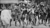 Tam-tam du Diable, chez les Cabrais du Togo. – Les Kabyé, aussi appelés Cabrai, Kabiré, Kaburé, sont les occupants de la diagonale montagneuse qui sépare la vallée de la Volta de celle du Mono. Leur nom viendrait de la déformation par les Haoussa puis par les Cotokoli du mot kafir, qui signifie païen en arabe. Le nom original du groupe serait en fait les Lama, c'est-à-dire l’abréviation de Lan-mba, « ceux de la forêt ». Ce peuple qui aurait connu, jusqu’au XVIIème siècle, une certaine expansion, atteignant  manifestement des régions de forêt, est repoussé sur les plateaux puis dans les montagnes par des invasions successives. Organisés en une nébuleuse de clans, ils n’obéissent pas à une autorité centralisée. Farouchement autonomes, ils sont longtemps perçus par les centres musulmans alentours, comme habitants d’un réduit impénétrable. Dans son roman à clé En attendant le vote des bêtes sauvages, Amadou Kourouma évoque les Kabyé comme « sauvages » et « sans chef » et les fait désigner par les ethnologues comme « paléonigritiques ». Source : Kourouma, A., En attendant le vote des bêtes sauvages, Paris, éditions du Seuil, 1998.