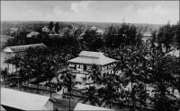 Panorama de Cotonou. Photo Geo Wolber. – « Très bien, Cotonou. De larges avenues  plantées de cocotiers et pavées de coquilles d’huîtres. Voirie rudimentaire, assurée par des poulets étiques et de petits cochons noirs. Les dames de l’endroit n’ont pas froid aux yeux et se poudrent la figure. Les petites filles aussi. Cotonou sent la poudre de riz. » Source : Martet, Jean, Les bâtisseurs de royaumes, Paris, Albin Michel, 1934.
