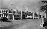 Lomé, le palais de justice. – Bâtiment construit en 1926. En matière de justice, le colonisateur allemand impose rapidement ses marques au Togo, notamment en interdisant dans le droit coutumier des pratiques considérées comme arriérées. C’est le cas des meurtres rituels, mais aussi de l’usage du poison d’épreuve. Celui-ci consistait à faire boire aux créanciers, lors d’une succession, l’eau qui avait servi à nettoyer le nez, les yeux et la bouche du défunt. S’ils refusaient, leur dû revenait aux héritiers. Le système judiciaire instauré par les Allemands est pyramidal. Les chefs traditionnels sont compétents en première instance dans les affaires civiles et pénales. Une part de 10% des amendes infligées leur est reversée, au titre des redevances coutumières. La deuxième instance, est de la compétence des chefs de cercle européens ; mais au-delà de 6 mois de prison et de 300 marks d’amende, la décision du gouverneur est nécessaire. La loi permet d’infliger des punitions corporelles, allant du fouet à la peine de mort. Par la suite, la deuxième instance sera confiée à la cour d’appel de Bouéa au Cameroun. A partir de 1922, le colonisateur français ne laisse, aux chefs traditionnels, qu’un pouvoir de conciliation. Des tribunaux de subdivision sont créés, ils sont compétents en matière civile et commerciale pour des actions d’une valeur inférieure à 300 francs, en premier ressort, et à 1500 francs en second ressort. Les tribunaux de cercle statuent en appel, et en première instance pour les actions comprises entre 1500 et 3000 francs. Un tribunal criminel, comprenant deux assesseurs européens, siège dans chaque cercle ; les peines vont de l’amende à la mort. Le tribunal colonial d’appel, qui siège à Lomé, est la seconde instance pour les affaires jugées par les tribunaux de cercle, mais aussi la chambre d’accusation pour les affaires criminelles.