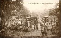Atakpamé, route de Palimé. – « La route jusqu’à Dafo, en territoire anglais. Une belle route qui tourne et qui vire dans une forêt coupée de vallées du fond desquelles de grands arbres s’élancent d’un seul jet, enchaînés de lianes énormes. Puis nous revenons. Nous repassons par Palimé. Un orage éclate, une tornade s’abat et change les routes en rivières. Celle que nous voulions prendre pour gagner Atakpamé est coupée. Il parait que c’est un phénomène assez fréquent par ici : personne n’a l’air de s’en émouvoir. On la rattrapera plus loin. Filons, filons, sous la pluie qui se déverse à pleins tonneaux sur le toit de la voiture. On la rattrape, je ne sais où. C’est le pays du cacao. La route est de chaque côté bordée de cacaoyers, chargés de cabosse. La pluie cesse, le ciel s’éclaire. On a déjà passé trois, quatre villages ». Source : Martet, Jean, Les bâtisseurs de royaumes, Paris, Albin Michel, 1934.