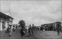 Lomé, la gare au début du XXème siècle. – « Du temps des Allemands, qu’est-ce qu’il y avait comme chemin de fer ? Lomé-Palimé, 119 kilomètres, répond-il. Lomé-Atakpamé, 197 ; Lomé-Aného, 44. Nous sommes arrivés ; nous avons trouvé des rails de 20 kilos, trop légers. Petit à petit, nous remplaçons cela par du standard de 26 kilos, et, pour ce qui est de la ligne Lomé-Atakpamé, en décembre [1933] on l’aura prolongée de 112 kilomètres… […] On voulait d’abord poursuivre la voie jusqu’à Sokodé. On l’arrête à Blitta ». Source : Martet, Jean, Les bâtisseurs de royaumes, Paris, Albin Michel, 1934.
