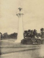 Phare de Cotonou. – « Je suis parti un soir de Lomé et le lendemain matin je suis arrivé à Cotonou, Dahomey : côte basse, toujours, la barre, la plage, la longue rangée d’arbres et le wharf hérissé de grues. Une seule chose distingue Cotonou de Lomé : à Lomé, le phare est à gauche de wharf ; ici, on l’a planté à droite. Mêmes barcasses, mêmes chaloupes à vapeur venant chercher à bord passagers et bagages. Même panier ». Source : Martet, Jean, Les bâtisseurs de royaumes, Paris, Albin Michel, 1934.