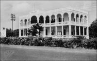 Lomé, le palais de justice. – Bâtiment construit en 1926. En matière de justice, le colonisateur allemand impose rapidement ses marques, notamment en interdisant dans le droit coutumier des pratiques considérées comme arriérées. C’est le cas des meurtres rituels, mais aussi de l’usage du poison d’épreuve. Celui-ci consiste à faire boire aux créanciers, lors d’une succession, l’eau qui a servi à nettoyer le nez, les yeux et la bouche du défunt. S’ils refusent, leur dû revient aux héritiers. Le système judiciaire instauré par les Allemands est pyramidal. Les chefs traditionnels sont compétents en première instance dans les affaires civiles et pénales. Une part de 10% des amendes infligées leur est reversée, au titre des redevances coutumières. La deuxième instance, est de la compétence des chefs de cercle européens ; mais au-delà de 6 mois de prison et de 300 marks d’amende, la décision du gouverneur est nécessaire. La loi permet d’infliger des punitions corporelles, allant du fouet à la peine de mort. Par la suite, la deuxième instance sera confiée à la cour d’appel de Bouéa au Cameroun. A partir de 1922, le colonisateur français ne laisse, aux chefs traditionnels, qu’un pouvoir de conciliation. Des tribunaux de subdivision sont créés, ils sont compétent en matière civile et commerciale pour des actions d’une valeur inférieure à 300 francs, en premier ressort, et à 1500 en second ressort. Les tribunaux de cercle statuent en appel, et en première instance pour les actions comprises entre 1500 et 3000 francs. Un tribunal criminel, comprenant deux assesseurs européens, siège dans chaque cercle ; les peines vont de l’amende à la mort. Le tribunal colonial d’appel, qui siège à Lomé, est la seconde instance pour les affaires jugées par les tribunaux de cercle, mais aussi la chambre d’accusation pour les affaires criminelles.