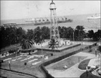 Lomé, le vieux phare. – Construit en 1933 à proximité du wharf français, lui-même bâti entre 1925 et 1928, il se trouve inclus à partir de 1958 dans les jardins du nouvel hôtel Le Bénin. En 1968, il est démonté et réinstallé au sommet du château d’eau de Bè où il fonctionne encore de nos jours.