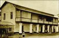 Lomé, maison d’habitation pour européen, en 1908. – Il s’agit d’une demeure connue comme « la maison du Dr Anthony ». Construite en 1904 par la firme allemande Oloff, à proximité du croisement de la Marktstrasse (rue du Grand Marché) et de la Zechstrasse (avenue de la Libération), la maison fut vendue en 1924 comme « bien ennemi ». La famille Anthony, qui l’acquit alors, en est encore propriétaire de nos jours. Il subsiste quelques maisons de cette époque au Togo, souvent modifiées d’adjonctions ultérieures. Certaines cependant, dans les localités de l’intérieur du pays (à Anié et Agou notamment), ont conservé leur aspect d’origine plutôt dépouillé, favorisant la circulation de l’air.