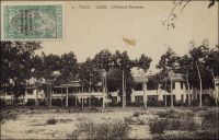 Lomé, l’hôpital européen. – Il s’agit de l’hôpital Reine-Charlotte (de Wurttemberg). Sa construction, entreprise par les Allemands sur les fonds de la Croix-Rouge, n’était pas tout à fait terminée en 1914, et l’aile ouest fut achevée par les Anglais. Il resta en service jusqu’en 1954, date de l’ouverture du CHU de Tokoin. Il fut alors transformé en bureaux administratifs, et abrite aujourd’hui les archives du ministère de la Fonction publique au rez-de-chaussée, et la statistique scolaire à l’étage. L’organisation sanitaire et médicale instaurée par les Allemands est considérée comme très honnête. L’équipement hospitalier comprenait trois établissements réservés aux Européens et cinq aux Africains ; leur matériel était très moderne pour l’époque. Les soins, dans le système colonial allemand, étaient gratuits pour les agents de l’administration et leur famille, les élèves, les prestataires, les prisonniers et les indigents. Les autres usagers devaient s’acquitter d’honoraires médicaux allant de 2,4 à 3 Marks. L’hôpital Nachtigal d’Aného, le premier bâti au Togo,  abrite aujourd’hui une école primaire.