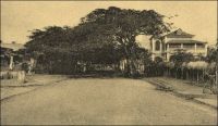 Porto Novo, place Jean Bayol. - Jean Bayol (1849-1905) reste reconnu localement pour avoir veillé à la protection du royaume de Porto-Novo, alors protectorat français, contre les velléités de son puissant suzerain Béhanzin à la fin du XIXème siècle. C’est un personnage emblématique des paradoxes de l’entreprise coloniale française, oscillant entre négociation et violence. Médecin de Marine, il va successivement faire le coup de force au Gabon, s’illustrant lors d’expéditions punitives contre les Pahouins en 1875, puis entamer une carrière d’explorateur et diplomate, en prenant part à l’expédition du capitaine Gallieni, chargé d’aller négocier à Ségou le monopole de la navigation sur le haut et moyen Niger avec le sultan Ahmadou, avant de contribuer à la colonisation de la Guinée, en négociant un traité avec les almami du Fouta-Djalon, et de conclure des accords avec les chefs du Sénégal Oriental. Il participe à l’exploration géographique et économique du Soudan occidental. Puis il entame une carrière administrative, devenant en 1883 lieutenant-gouverneur du Sénégal chargé des Rivières du Sud, région de l’actuelle Guinée, où il conduit une pacification qui connaît quelques débordements (l’affaire du Nuñez).  Il prend part aux négociation entourant le partage de l’Afrique occidentale entre puissances européennes autour de la conférence de Berlin, conseillant à Paris pour la délimitation de la Guinée portugaise, et négociant sur le terrain à Petit-Popo (Aného) pour la délimitation des possessions françaises du Dahomey et allemande du Togo. Il est également sollicité pour négocier et formaliser le découpage entre les possessions françaises et anglaises d’Afrique de l’Ouest, de la Ganbie au Nigeria en passant par la Sierra Leone, la Gold Coast ; nombre d’accords territoriaux portent son nom accolé à celui des négociateurs des autres parties. Au Dahomey, il tente en vain de négocier avec le roi Béhanzin la pacification et le respect d’accords douaniers passés ultérieurement, avant de prôner le recours à la force. Relevé et remplacé à Porto-Novo par un amiral de Marine, il prend sa retraite à 42 ans. Il fait ensuite une carrière politique, représentant la gauche démocratique, comme conseiller général puis sénateur des Bouches du Rhône. Il fait preuve d’une grande ouverture d’esprit dans ses engagements en faveur de la séparation de l’Eglise et de l’Etat, et de la limitation du service militaire. Il disparaît en cours de mandat sénatorial.