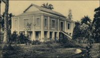 Porto Novo, maison européenne. - La ville de Porto-Novo est le chef-lieu du cercle du même nom et le lieu de résidence, avec Cotonou, du Gouverneur général de la colonie. Le cercle compte en 1947 une population de 500 Européens et 324 817 Africains. A cette époque, la ville est reliée deux fois par semaine à Cotonou et à Lagos (Nigeria) par la voie lagunaire  grâce à des pirogues de 10 à 20 t, et quotidiennement à Cotonou par le train. Source : Guid’AOF, édition 1948.