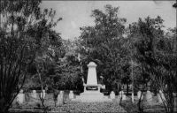 Natitingou, le monument aux morts. – Le régime colonial français a été marqué, en Afrique, par un recours intensif à la conscription, dépassant largement en cela ce qui se pratiquait dans l’empire britannique. L’agent recruteur était un des piliers du système. Son approche, comme celle du percepteur à d’autres époques, déclenchait la fuite de villages entiers, ou pour le moins celle des « bons pour le service militaire » selon l’expression consacrée. Malgré la levée régulière de troupes, et leur engagement dans la plupart des conflits auxquels participa la France durant le XX ème siècle, une bonne part des monuments aux morts érigés alors sur le continent africain sont dédiés aux acteurs français de la conquête coloniale.