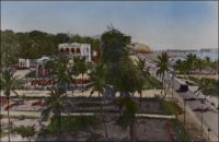 Lomé, le Cercle vu du phare. – Il doit s’agir de l’ancien cercle de Lomé-ville, devenu école de la Marina par la suite. La photo a été prise depuis l’ancien phare, installé en 1933 à côté du wharf français, et qui resta quelques années dans les jardins de l’hôtel Le Bénin après sa construction en un temps record pour être livré à l’occasion de l’indépendance le 27 avril 1960. Le phare fut  ensuite démonté, en 1968, pour prendre place sur château d’eau de Bè où il fonctionne actuellement.