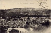 Atakpamé, vue générale. – Carte postale éditée par A. Accolatsé. Alex Accolatse avait commencé sa carrière de photographe à la toute fin du XIXème   siècle en Gold Coast, avant de venir s’installer en 1900 à Lomé où il exerça jusqu’en 1956 et s’éteignit en 1975 à 95 ans. – Atakpamé : « Nous nous promenons dans Atakpamé, Gaudillot et moi. […] J’avais une impression très douce de sympathie, de sécurité. Point de regards mauvais, point de regards fuyants. Les femmes nous montraient leurs nouveau-nés, riaient, blaguaient entre elles, point effarouchées et point d’avantage hostiles »… (1). Il s’agit du commandant de cercle Henri Gaudillot qui administra Atakpamé dans l’entre guerres, après M Fréau et avant M Guillou. Une des premières visites européennes connues d’Atakpamé est le fait du Dr Krause qui, de retour d’une expédition avortée pour aller d’Accra à Tripoli en passant par Tombouctou, y séjourne le 19 août 1887. La création du poste administratif allemand remonte à 1898, et fait suite aux recommandations d’un rapport du lieutenant Rudolf Plehm, paru en mars-avril 1896. Von Doerig, parti de Klouto en juin 1898, installe le poste d’Atakpamé qui commande le vaste cercle du Moyen-Togo, après quelques combats contre les Akposso Ayomé et les Akposso Okama de la région. Von Doering, que les habitants appelaient affectueusement « Vondouli », devient le premier Bezirk Amtsmänner (commandant de cercle) du  Bezirksämtern (cercle administratif) d’Atakpamé. Source : (1) Martet, Jean, Les bâtisseurs de royaumes, Paris, Albin Michel, 1934.