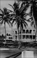 Lomé, le palais de justice. – Bâtiment construit en 1926. En matière de justice, le colonisateur allemand impose rapidement ses marques, notamment en interdisant dans le droit coutumier des pratiques considérées comme arriérées. C’est le cas des meurtres rituels, mais aussi de l’usage du poison d’épreuve. Celui-ci consiste à faire boire aux créanciers, lors d’une succession, l’eau qui a servi à nettoyer le nez, les yeux et la bouche du défunt. S’ils refusent, leur dû revient aux héritiers. Le système judiciaire instauré par les Allemands est pyramidal. Les chefs traditionnels sont compétents en première instance dans les affaires civiles et pénales. Une part de 10% des amendes infligées leur est reversée, au titre des redevances coutumières. La deuxième instance, est de la compétence des chefs de cercle européens ; mais au-delà de 6 mois de prison et de 300 marks d’amende, la décision du gouverneur est nécessaire. La loi permet d’infliger des punitions corporelles, allant du fouet à la peine de mort. Par la suite, la deuxième instance sera confiée à la cour d’appel de Bouéa au Cameroun. A partir de 1922, le colonisateur français ne laisse, aux chefs traditionnels, qu’un pouvoir de conciliation. Des tribunaux de subdivision sont créés, ils sont compétent en matière civile et commerciale pour des actions d’une valeur inférieure à 300 francs, en premier ressort, et à 1500 en second ressort. Les tribunaux de cercle statuent en appel, et en première instance pour les actions comprises entre 1500 et 3000 francs. Un tribunal criminel, comprenant deux assesseurs européens, siège dans chaque cercle ; les peines vont de l’amende à la mort. Le tribunal colonial d’appel, qui siège à Lomé, est la seconde instance pour les affaires jugées par les tribunaux de cercle, mais aussi la chambre d’accusation pour les affaires criminelles.