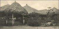 Le cercle « La Dahoméenne » à Porto-Novo. (avant 1904) – Ce club est le lieu de détente et de rencontre des privilégies de la capitale ; il est exclusivement réservé aux Européens.  Les jeunes lettrés africains de Porto-Novo, qui ne peuvent y accéder, créent en 1912 l’association « L’Etoile noire ». Parmi ses membres on peu noter, Louis Ignacio Pinto, un avocat et homme d’affaires formé à Bordeaux, Louis do Sacramento et Maximien Falade, des fonctionnaire, Alexandre d’Oliveira un instituteur. Ce club établit des relations avec les dirigeants du mouvement pan-nègre, Booker T. Washington, le docteur Du Bois, Marcus Garvey et Macauley. Le cercle de Porto-Novo compte, en 1947, une population de 500 Européens et 324 817 Africains.