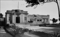 Lomé, palais de l’Assemblée Représentative. – Carte postale expédiée en 1951. Le Togo de l’immédiat après guerre est le lieu d’une grande effervescence politique. L’assemblée représentative du Togo voit le jour en 1946. Elle compte 30 membres dont 6 français et 24 togolais. Cinq ans durant, elle est présidée par Sylvanus Olympio, élu le 8 décembre 1946. Sylvanus Olympio, secrétaire général du  CUT (comité d’unité togolaise), bataille à la fois pour la réunification des parties éwé du Togo et de la Gold Cost, avec le soutien du leader anglophone Chapmann, et pour l’indépendance. Il fait plusieurs interventions remarquées à la tribune des Nations Unis, mais en 1956 les habitants du Togo britannique, devant l’imminence de l’indépendance, se prononcent massivement dans les urnes pour leur rattachement à la Gold Coast ; c’en est fait du projet d’Ewéland. Les relations d’Olympio avec les autorités coloniales sont houleuses. En 1952, ces dernières font pression sur son employeur, le groupe Unilever, pour qu’il soit nommé à Paris et ainsi l’éloigner de l’arène togolaise ; il démissionne. Un peu plus tard, il est poursuivi sous des motifs fiscaux et perd ses droits civiques pour cinq ans. D’autres partis, le PTP de Nicolas Grunitsky et l’UCPN (l’Union des chefs et des populations du Nord), une scission du CUT provoquée par l’administration française, prennent un temps l’ascendant, remportant toutes les élections. Mais à partir de 1958, le CUT, allié à la JUVENTO et au MPT, revient aux affaires et négocie la sortie de l’autonomie et l’accès à l’indépendance que proclame le 27 avril 1960 Sylvanus Olympio devenu premier ministre. Paradoxe de l’Histoire, son parti, le CUT, avait été fondé peu avant la guerre à l’initiative du gouverneur français Montagné, pour contrecarrer les velléités coloniales allemandes.