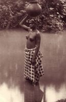Togo : Jeune fille à la rivière. – Photo éditée par l’Agence économique des territoires français sous mandat.